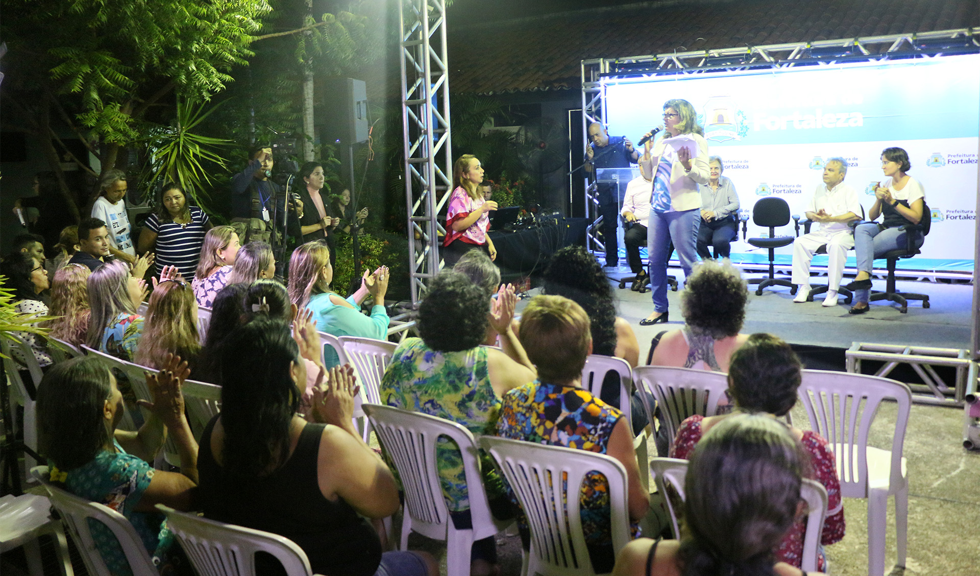 várias pessoas em um palco